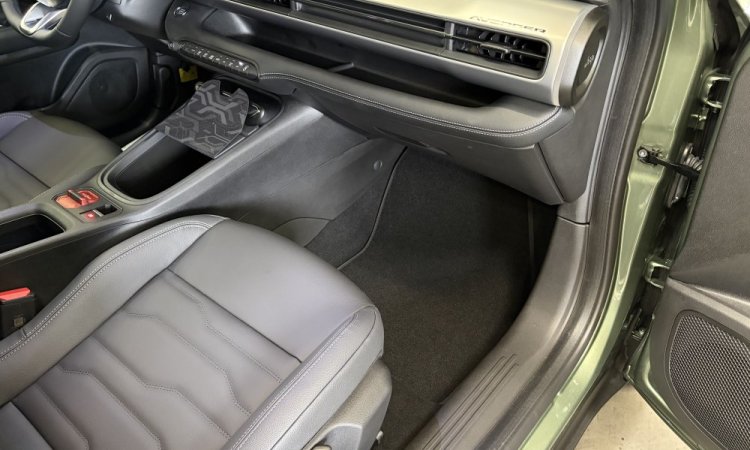 Préparation nouveau JEEP AVENGER avant livraison client à BOURGOIN-JALLIEU