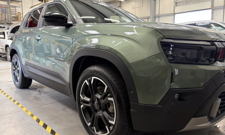 Préparation nouveau JEEP AVENGER avant livraison client à BOURGOIN-JALLIEU