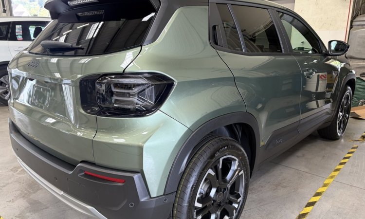 Préparation nouveau JEEP AVENGER avant livraison client à BOURGOIN-JALLIEU