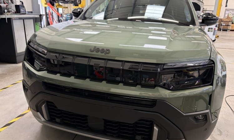 Préparation nouveau JEEP AVENGER avant livraison client à BOURGOIN-JALLIEU