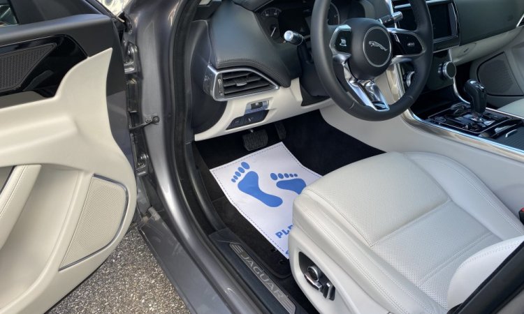 Nettoyage intérieur et extérieur de voiture neuve à Saint Priest. WASHER AUTO