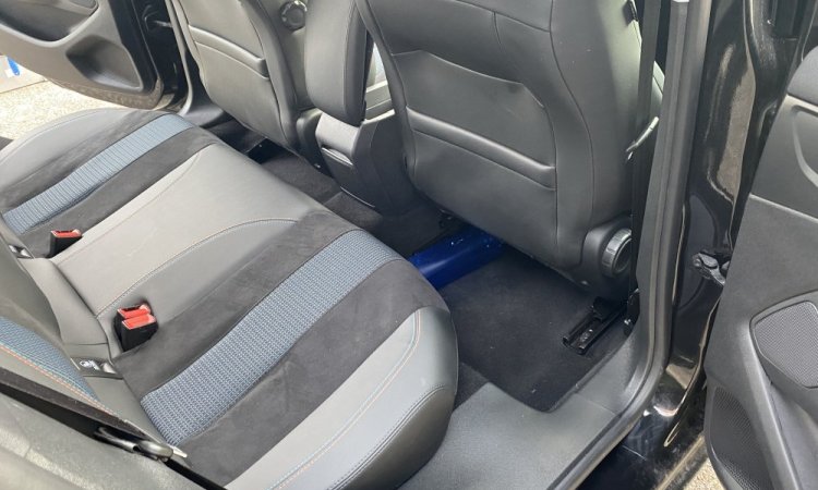 Nettoyage intérieur pour cette PEUGEOT 308