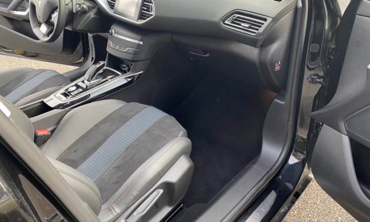 Nettoyage intérieur pour cette PEUGEOT 308