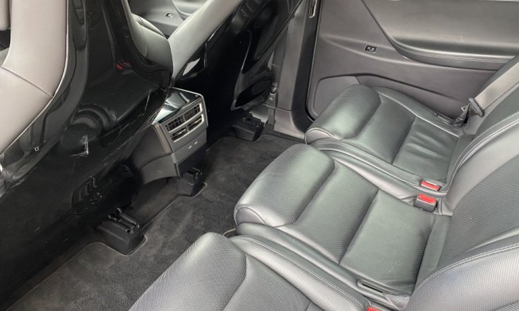Lavage intérieur et extérieur d'une Tesla modèle X à Bourgoin Jallieu