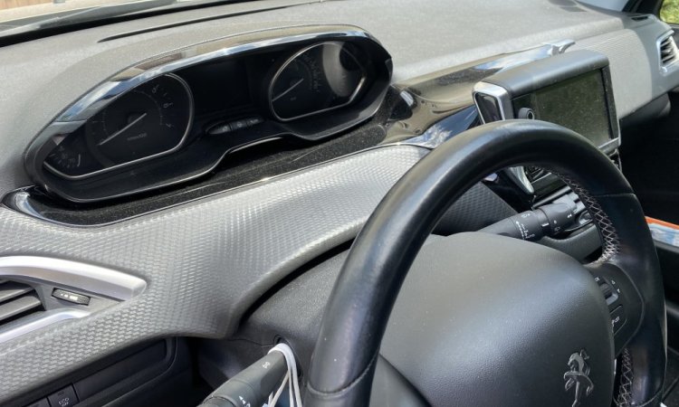 Nettoyage intérieur et extérieur de ce Peugeot 2008 à Bourgoin Jallieu