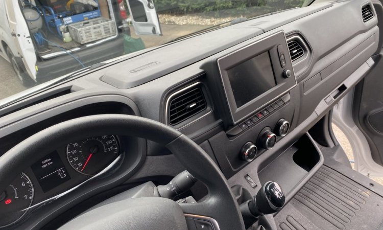 Nettoyage intérieur cabine utilitaire Renault Master à domicile à Bourgoin Jallieu