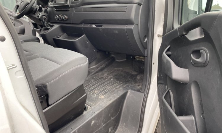 Nettoyage intérieur cabine utilitaire Renault Master à domicile à Bourgoin Jallieu