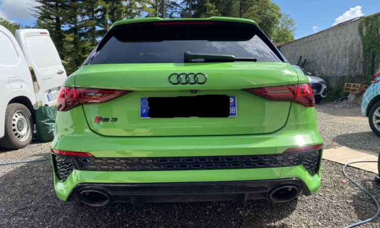 Nettoyage mensuel intérieur et extérieur de cette AUDI RS3 à BOURGOIN-JALLIEU