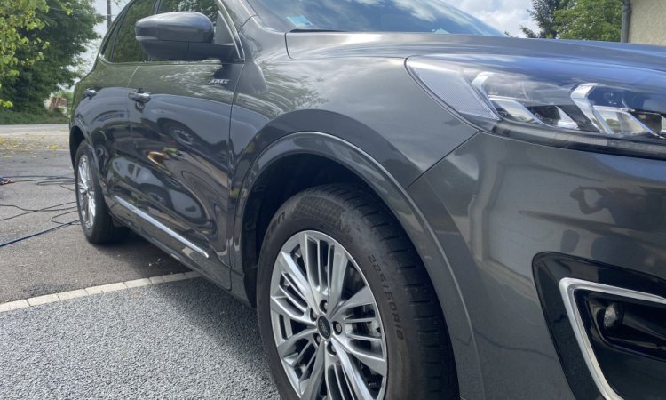 Nettoyage intérieur et extérieur FORD KUGA à SAINT QUENTIN FALLAVIER