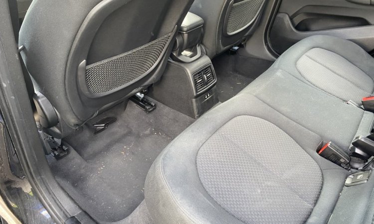 Lavage intérieur et extérieur d'une BMW à Corbas. WASHER-AUTO