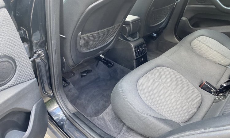 Lavage intérieur et extérieur d'une BMW à Corbas. WASHER-AUTO