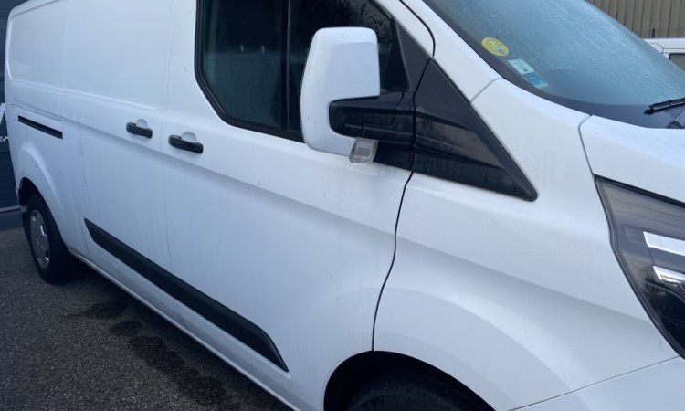 Nettoyage extérieur utilitaire Ford Transit à Corbas