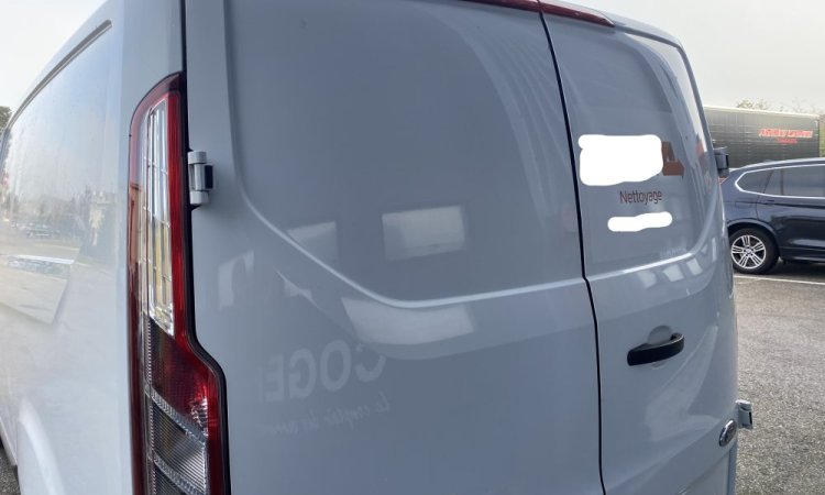Nettoyage extérieur utilitaire Ford Transit à Corbas