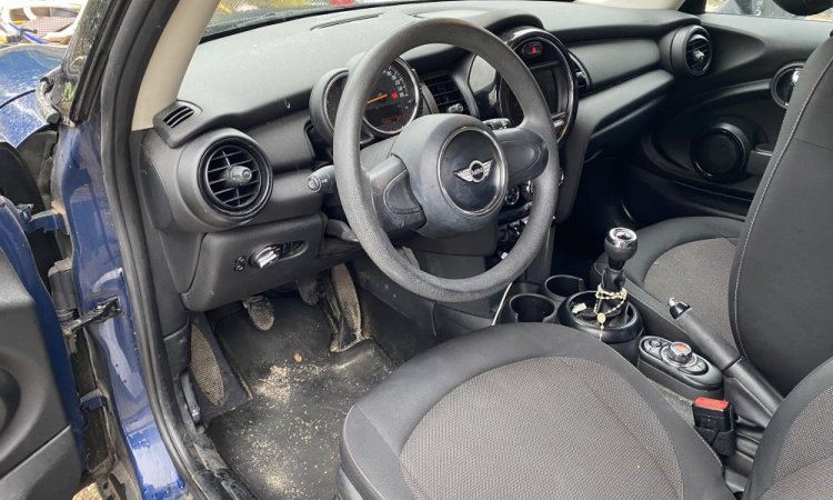 Nettoyage intérieur de cette Mini Cooper à Bourgoin Jallieu