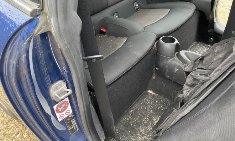 Nettoyage intérieur de cette Mini Cooper à Bourgoin Jallieu