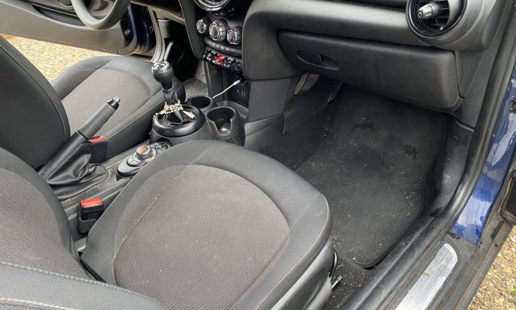 Nettoyage intérieur de cette Mini Cooper à Bourgoin Jallieu