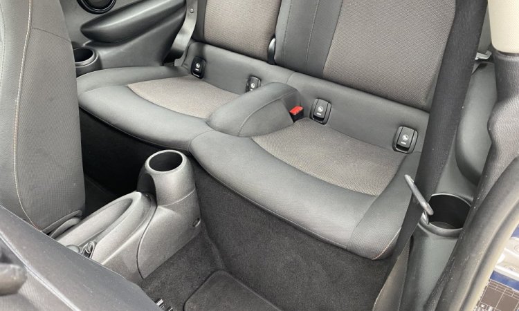 Nettoyage intérieur de cette Mini Cooper à Bourgoin Jallieu