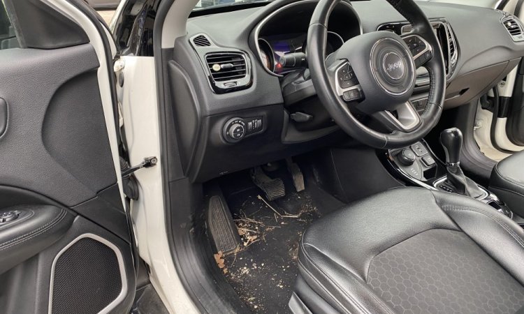 Nettoyage intérieur Jeep Compass à Saint Quentin Fallavier