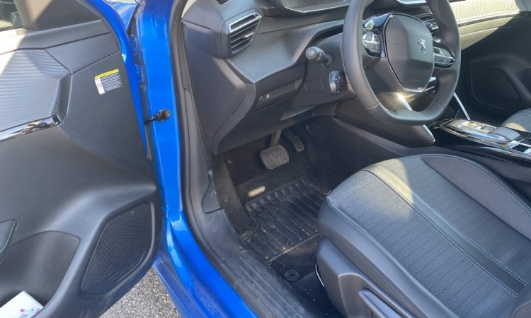 Nettoyage intérieur d'une Peugeot 208 à domicile à Bourgoin Jallieu
