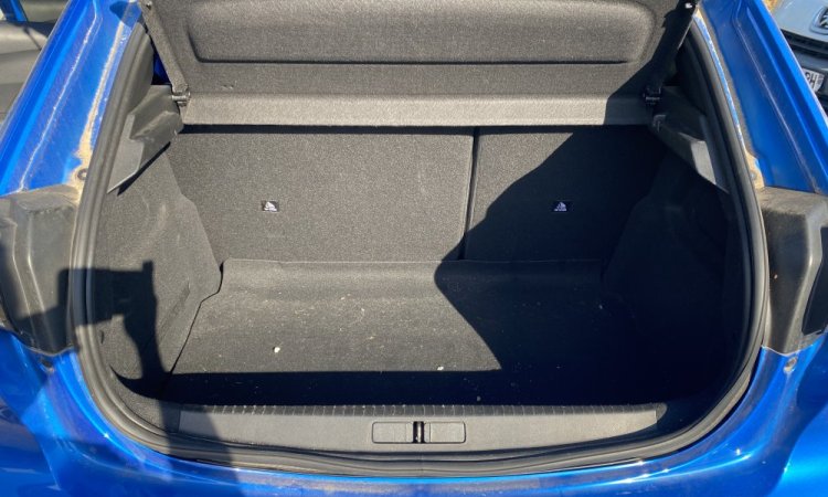 Nettoyage intérieur d'une Peugeot 208 à domicile à Bourgoin Jallieu