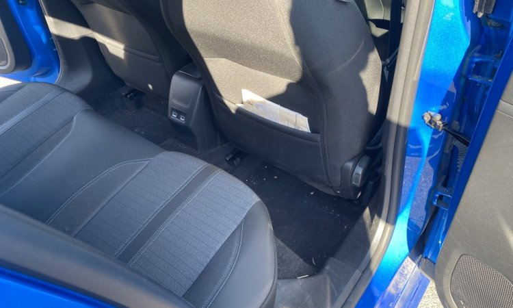 Nettoyage intérieur d'une Peugeot 208 à domicile à Bourgoin Jallieu