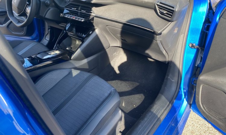 Nettoyage intérieur d'une Peugeot 208 à domicile à Bourgoin Jallieu