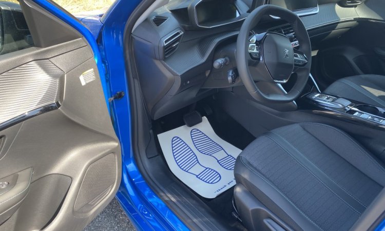 Nettoyage intérieur d'une Peugeot 208 à domicile à Bourgoin Jallieu