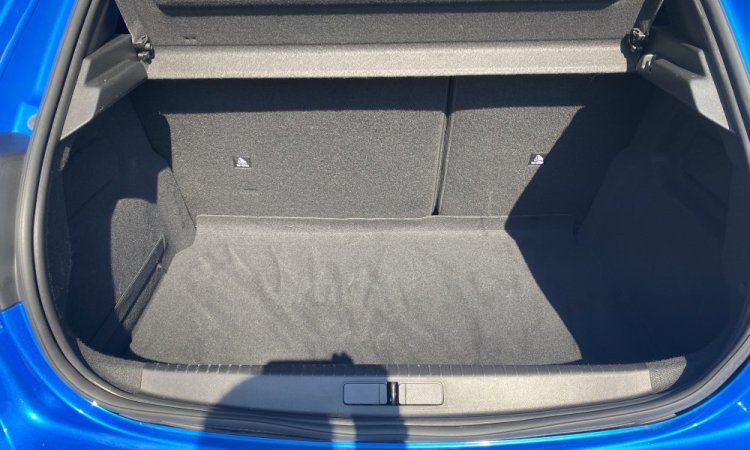 Nettoyage intérieur d'une Peugeot 208 à domicile à Bourgoin Jallieu