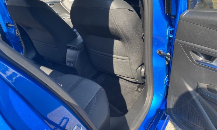 Nettoyage intérieur d'une Peugeot 208 à domicile à Bourgoin Jallieu