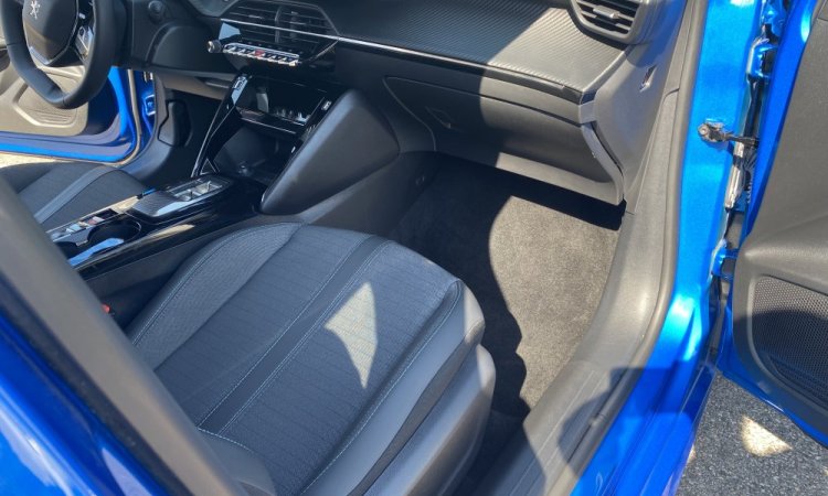Nettoyage intérieur d'une Peugeot 208 à domicile à Bourgoin Jallieu