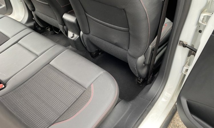 Nettoyage intérieur de ce PEUGEOT 2008 à SAINT QUENTIN FALLAVIER
