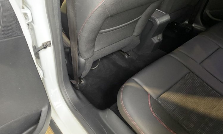 Nettoyage intérieur de ce PEUGEOT 2008 à SAINT QUENTIN FALLAVIER