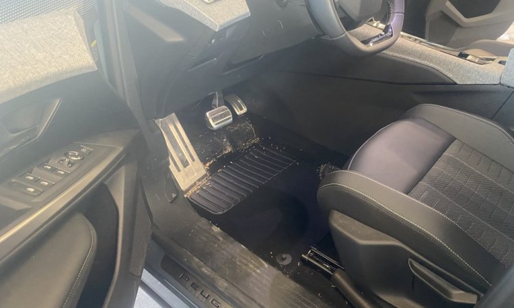Nettoyage intérieur d'un nouveau Peugeot 5008