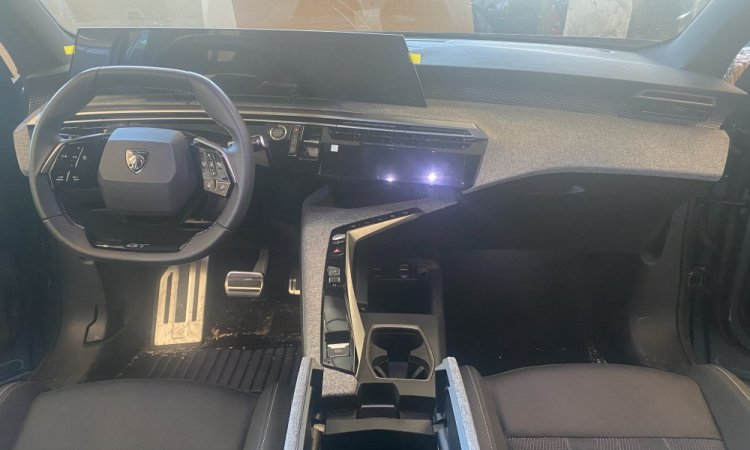 Nettoyage intérieur d'un nouveau Peugeot 5008