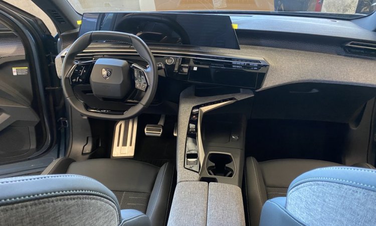 Nettoyage intérieur d'un nouveau Peugeot 5008