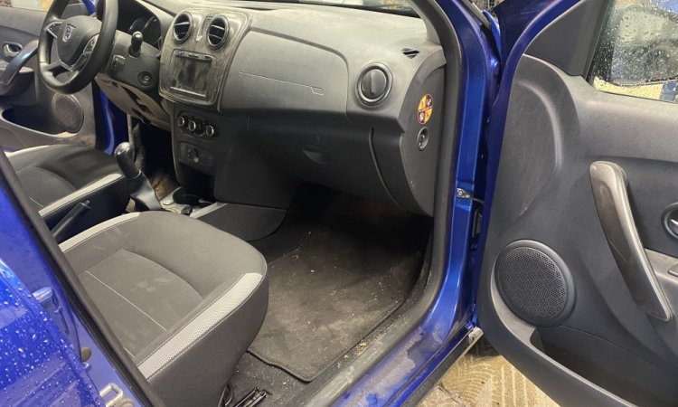 Nettoyage intérieur pour cette Dacia Sandero à BOURGOIN-JALLIEU