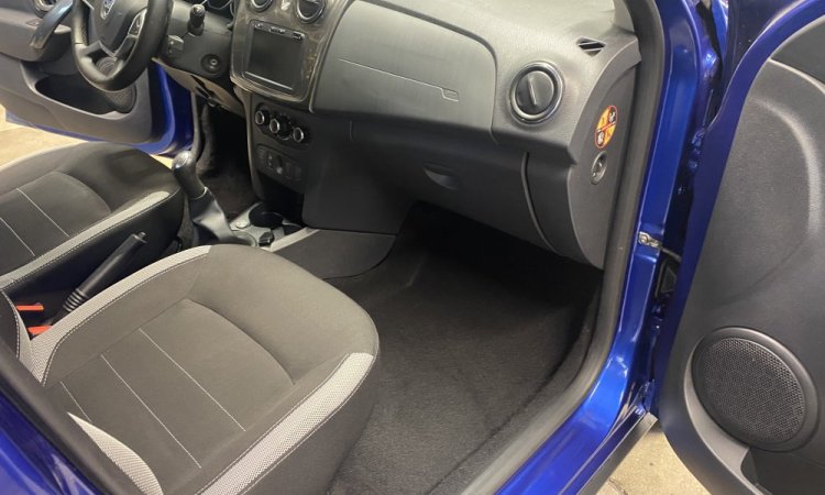 Nettoyage intérieur pour cette Dacia Sandero à BOURGOIN-JALLIEU