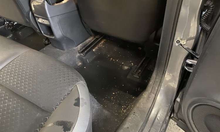 Nettoyage intérieur d'un Nissan Juke à Corbas