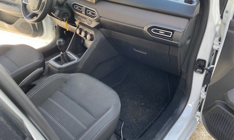 Nettoyage intérieur DACIA SANDERO à Saint Quentin Fallavier