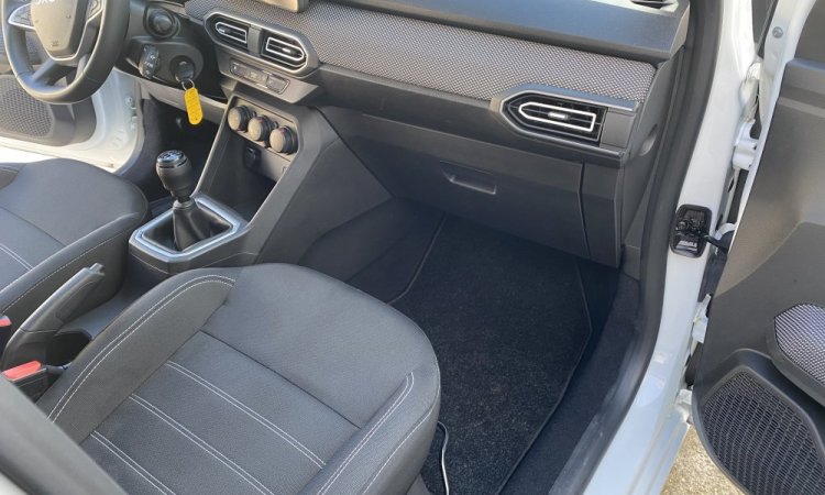 Nettoyage intérieur DACIA SANDERO à Saint Quentin Fallavier