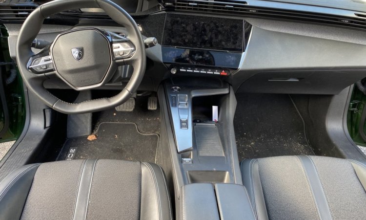 Nettoyage intérieur et extérieur pour cette PEUGEOT 308 à SAINT-PRIEST