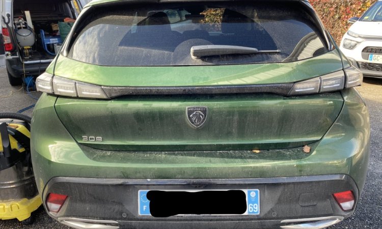 Nettoyage intérieur et extérieur pour cette PEUGEOT 308 à SAINT-PRIEST