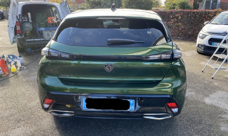 Nettoyage intérieur et extérieur pour cette PEUGEOT 308 à SAINT-PRIEST