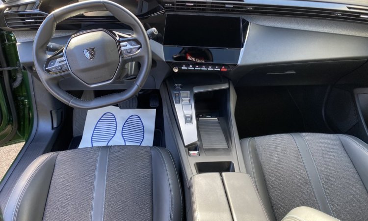 Nettoyage intérieur et extérieur pour cette PEUGEOT 308 à SAINT-PRIEST