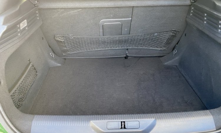 Nettoyage intérieur et extérieur pour cette PEUGEOT 308 à SAINT-PRIEST