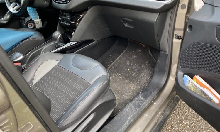 Nettoyage intérieur et extérieur PEUGEOT 2008 à Bourgoin-Jallieu