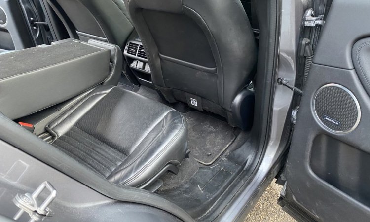 Nettoyage intérieur pour ce LAND-ROVER à SAINT-PRIEST