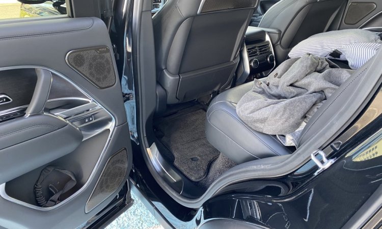 Nettoyage intérieur et extérieur pour ce RANGE-ROVER à CORBAS