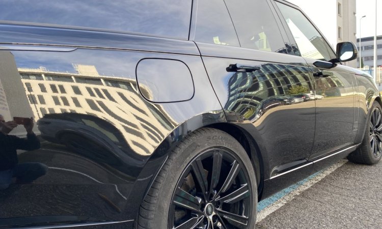 Nettoyage intérieur et extérieur pour ce RANGE-ROVER à CORBAS