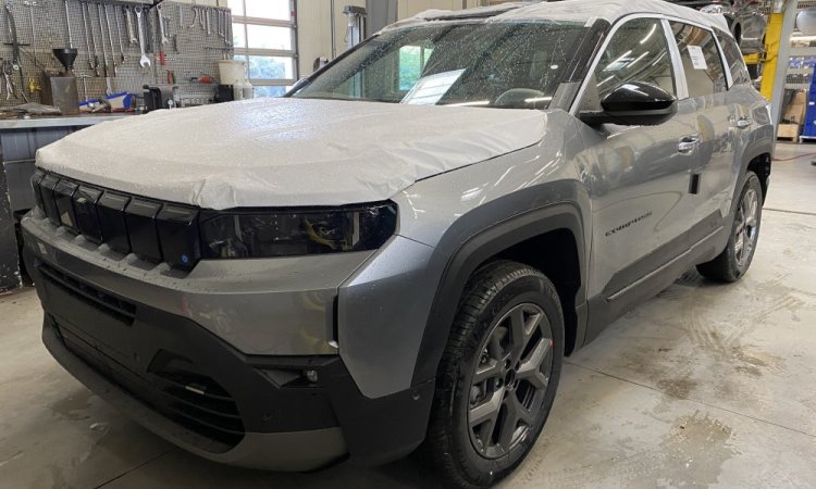 Préparation NEW JEEP COMPASS avant livraison client à BOURGOIN-JALLIEU